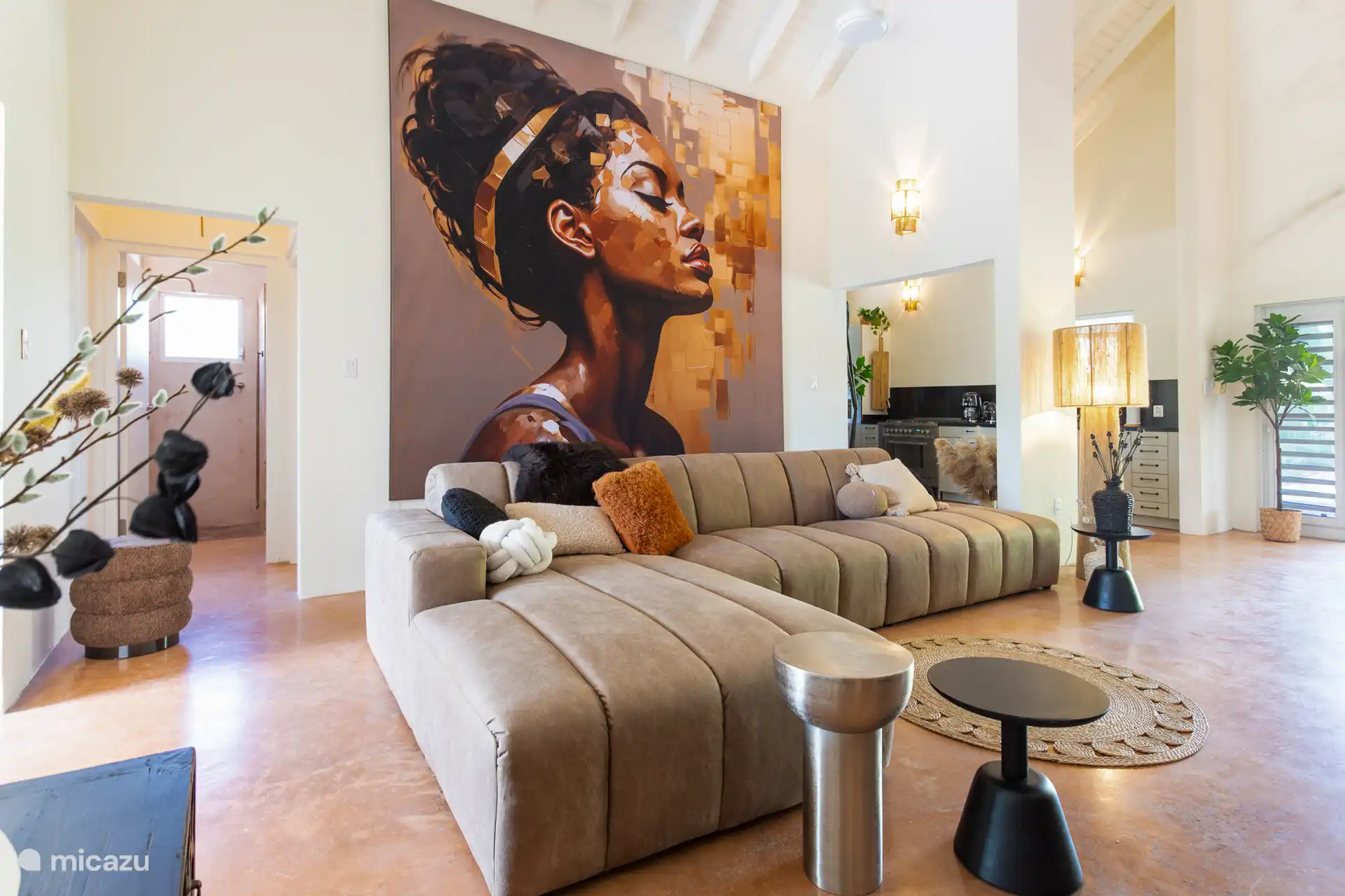 Una megaimagen de una mujer hermosa adorna el salón