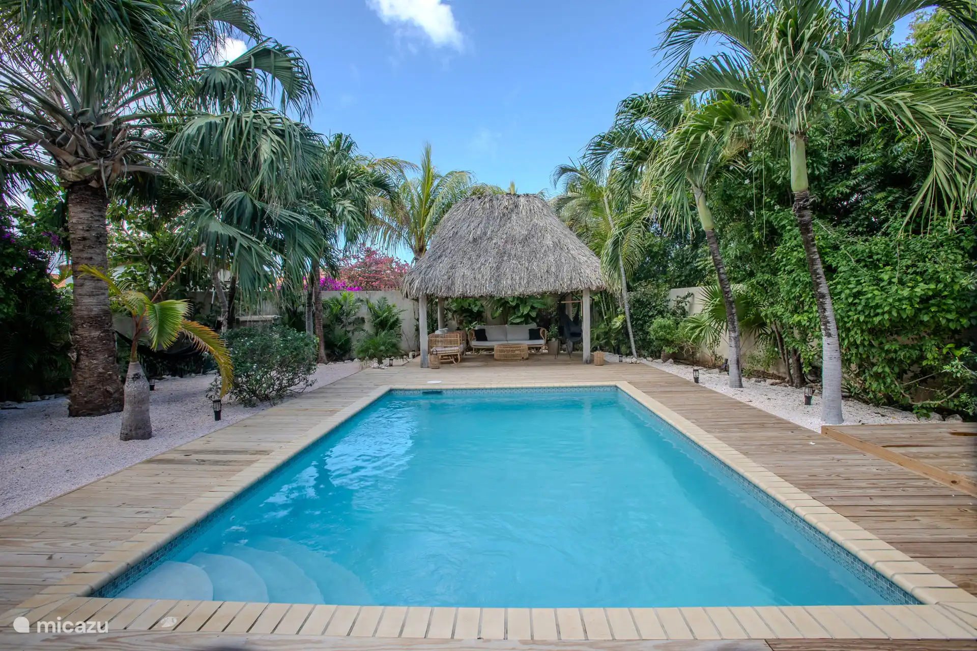 Resumen de la piscina privada y la palapa