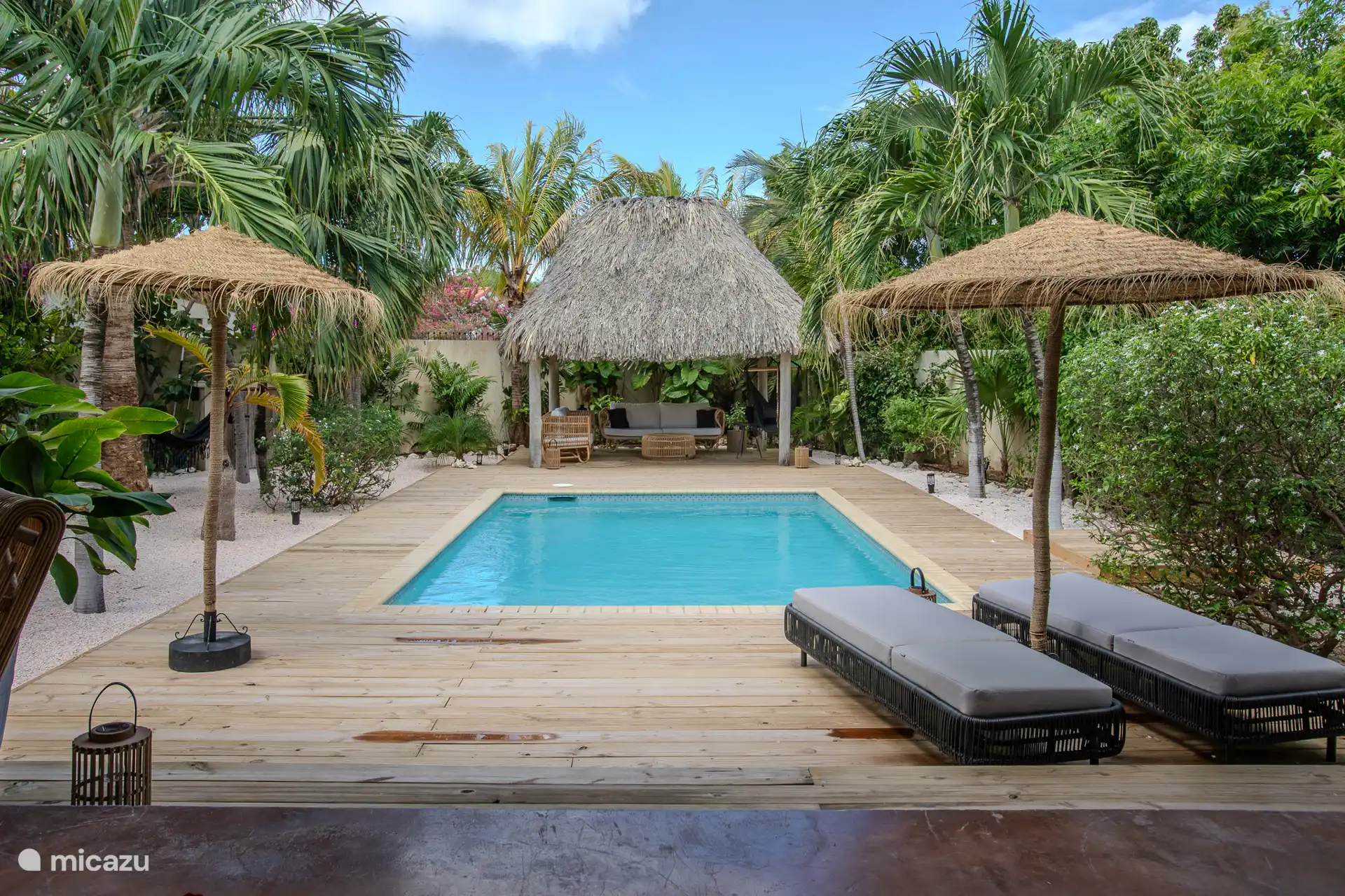 Vista desde el porche sobre la piscina hasta la palapa