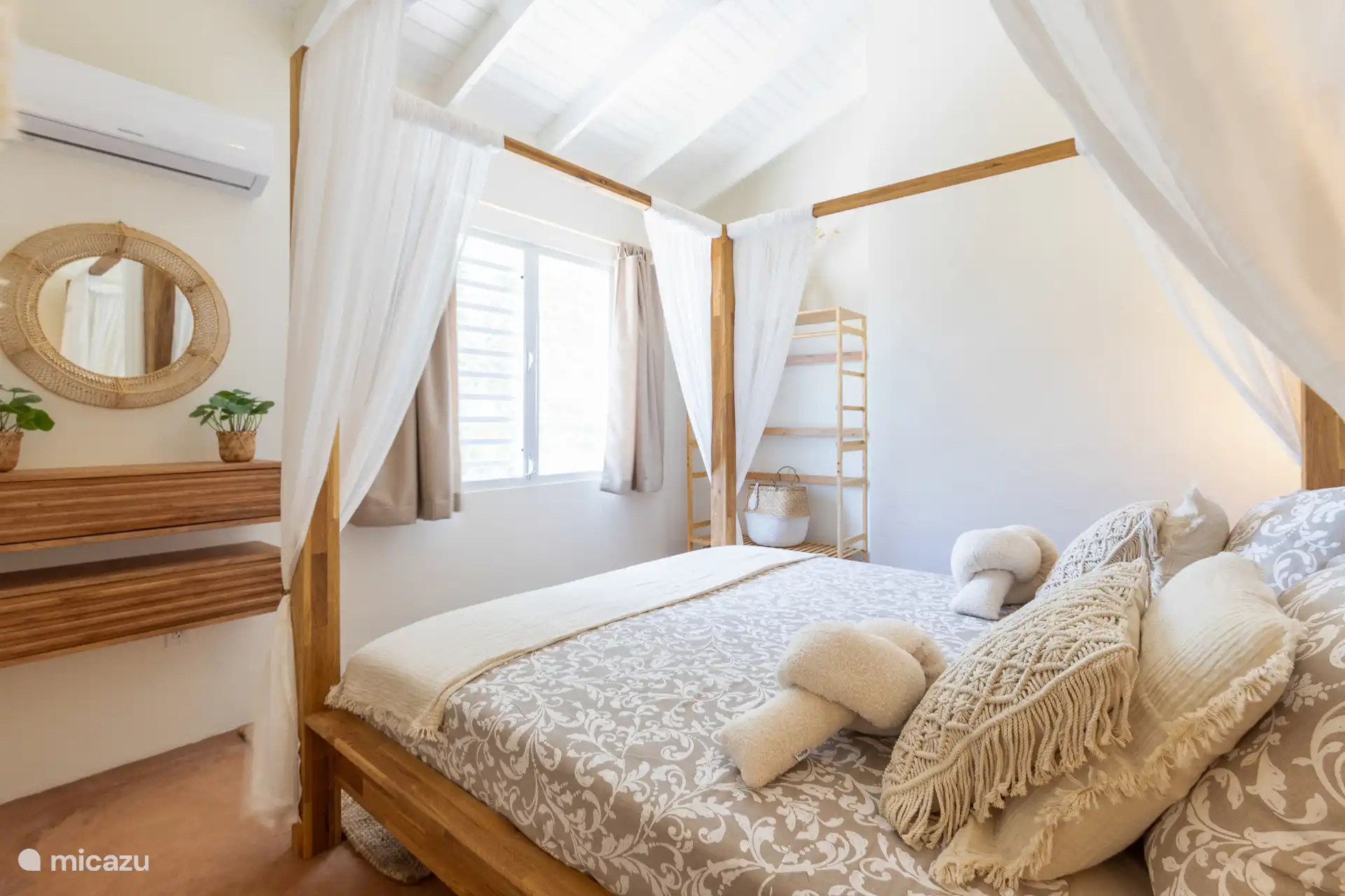 Dormitorio 3: En todas las habitaciones hay cortinas gruesas de tela de peluche, para que puedas dormir bien incluso a oscuras.