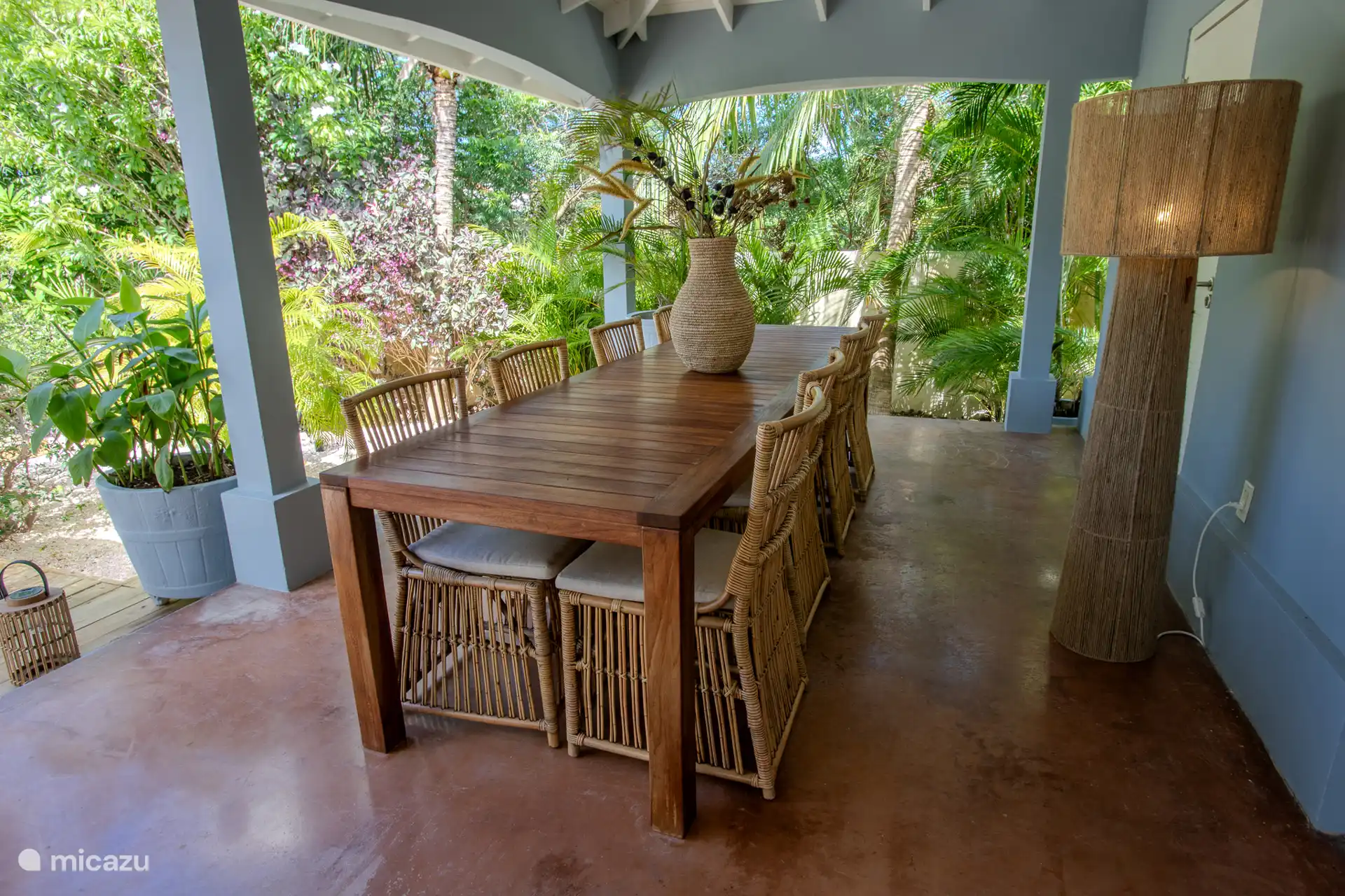Gran mesa de comedor de teca para 8 personas.