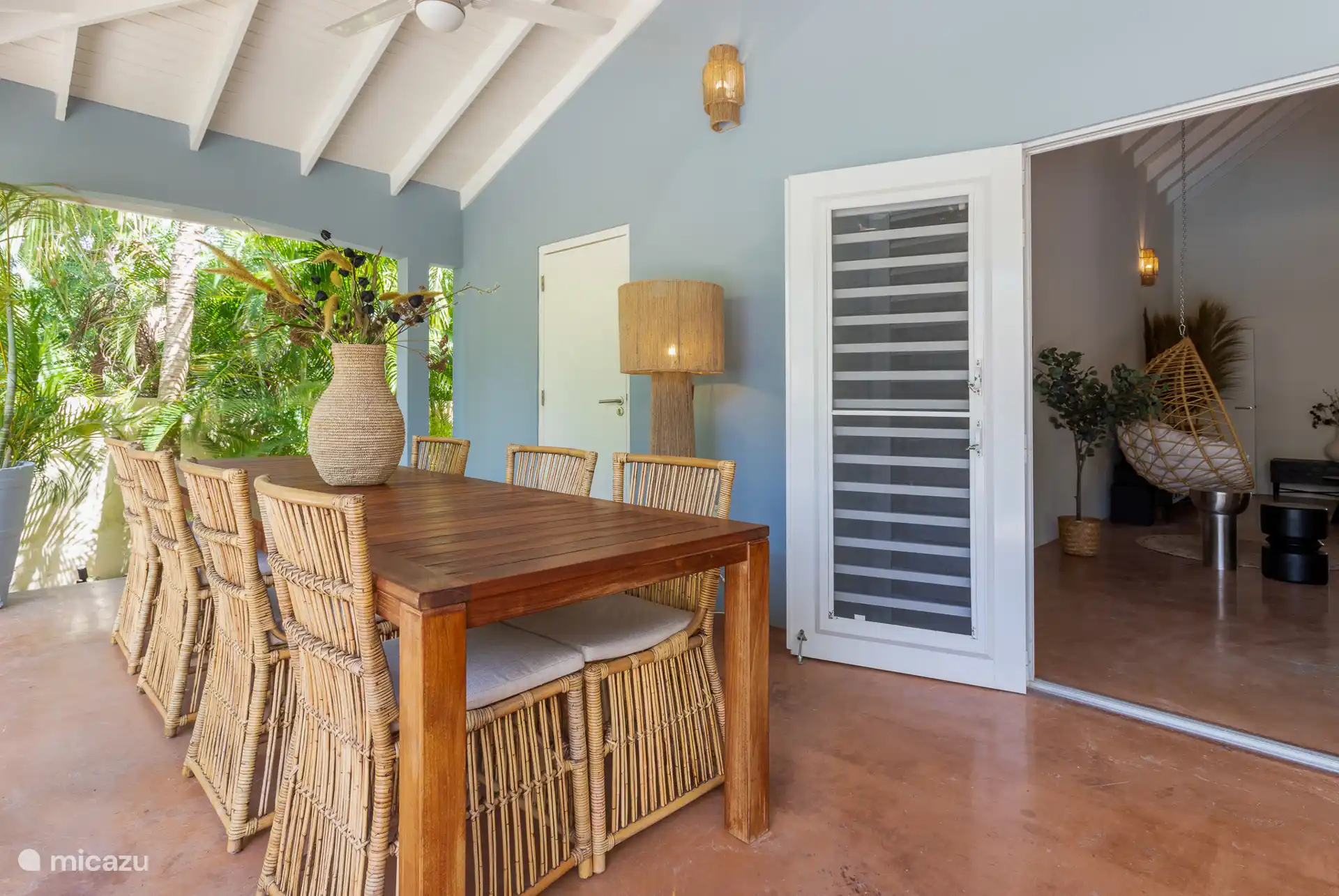 Mesa grande y bonita. Y una barbacoa Weber de gas de 3 quemadores 