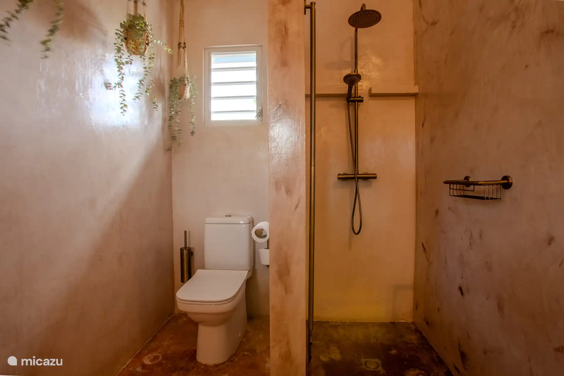 Inodoro y ducha en el baño 1