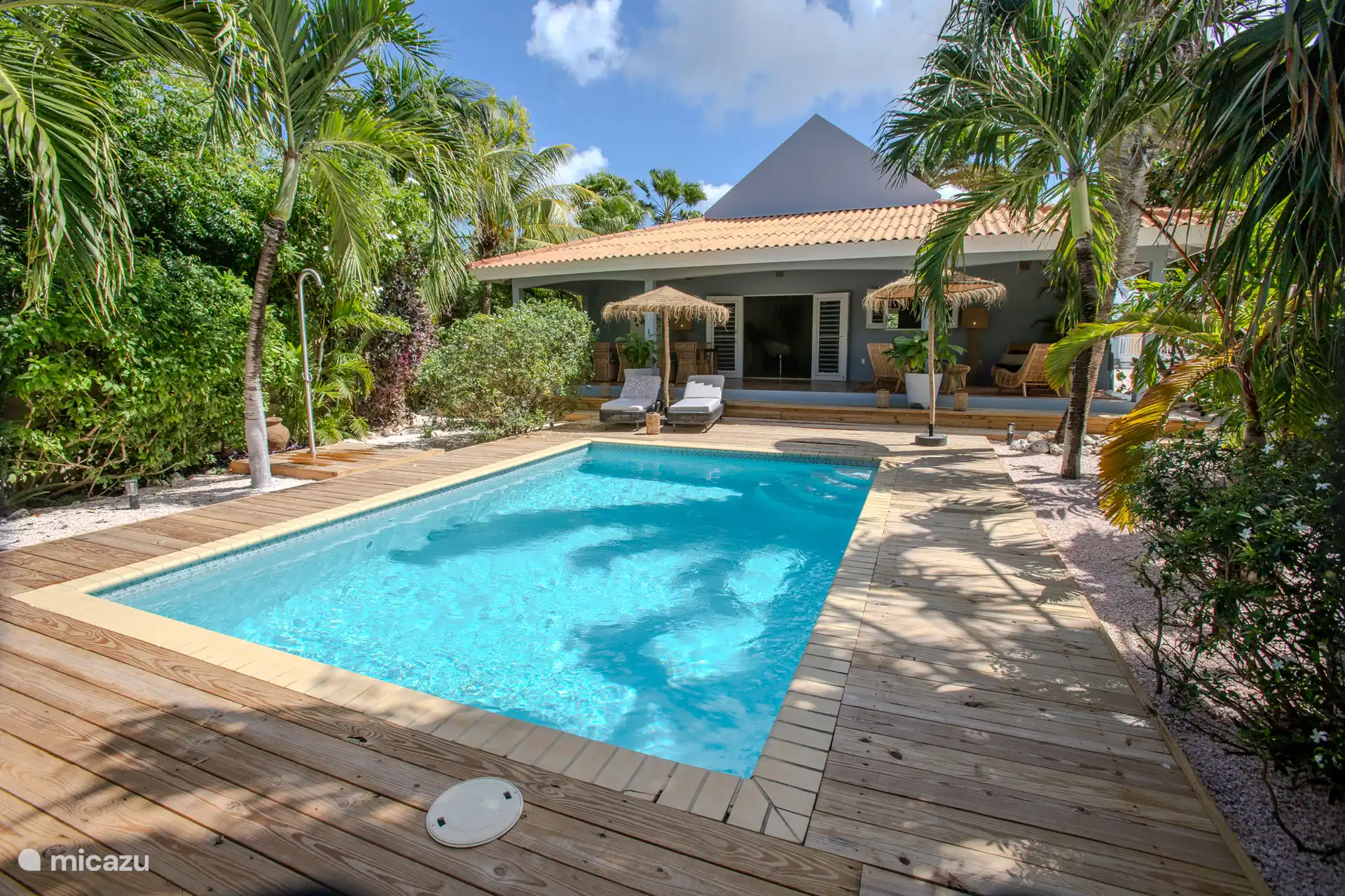 La piscina privada mide 4 x 6 metros y tiene 140 cm de profundidad. A la izquierda la ducha exterior