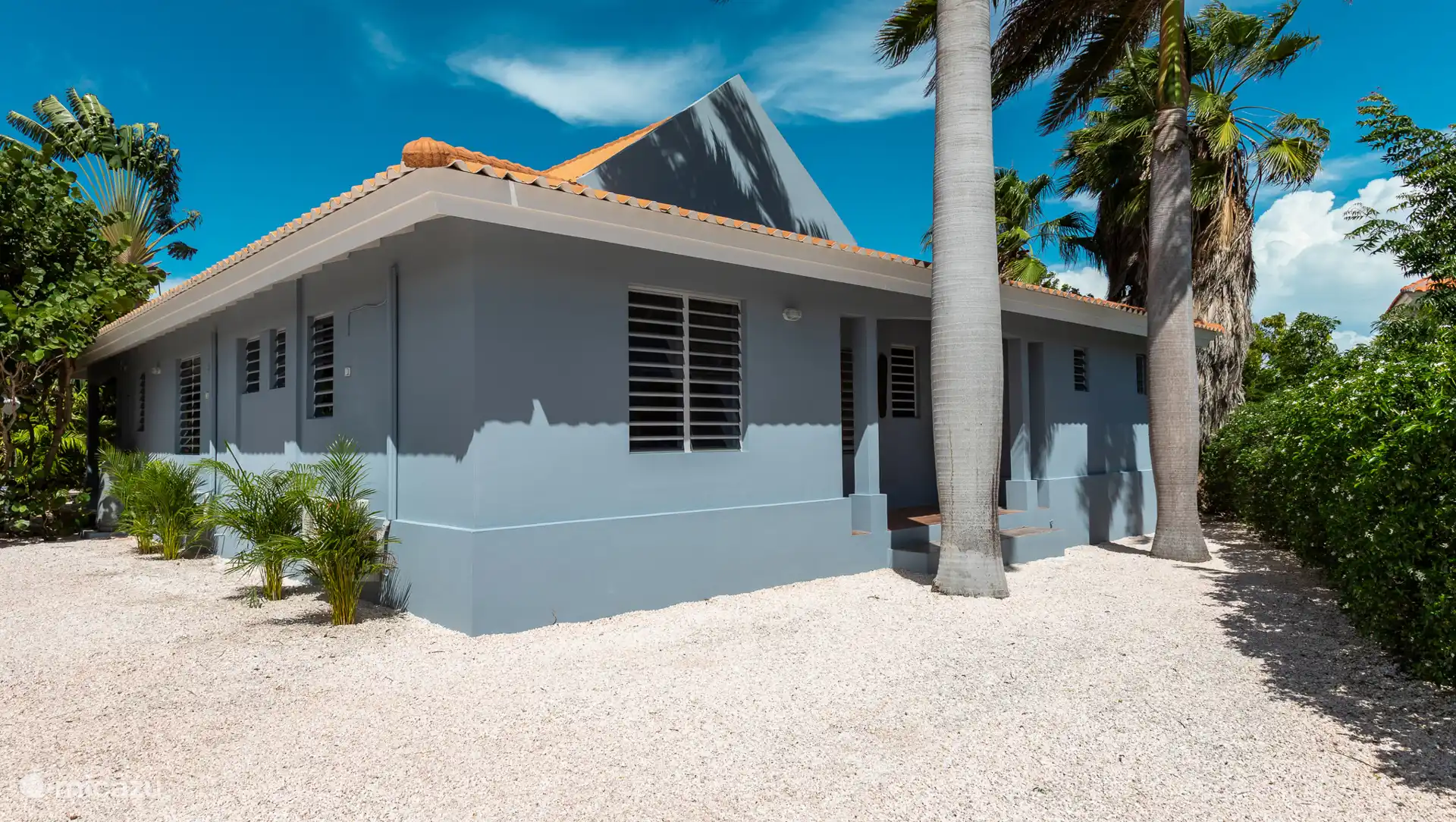 La parte delantera de la villa, donde se pueden aparcar 1 o 2 coches en el recinto