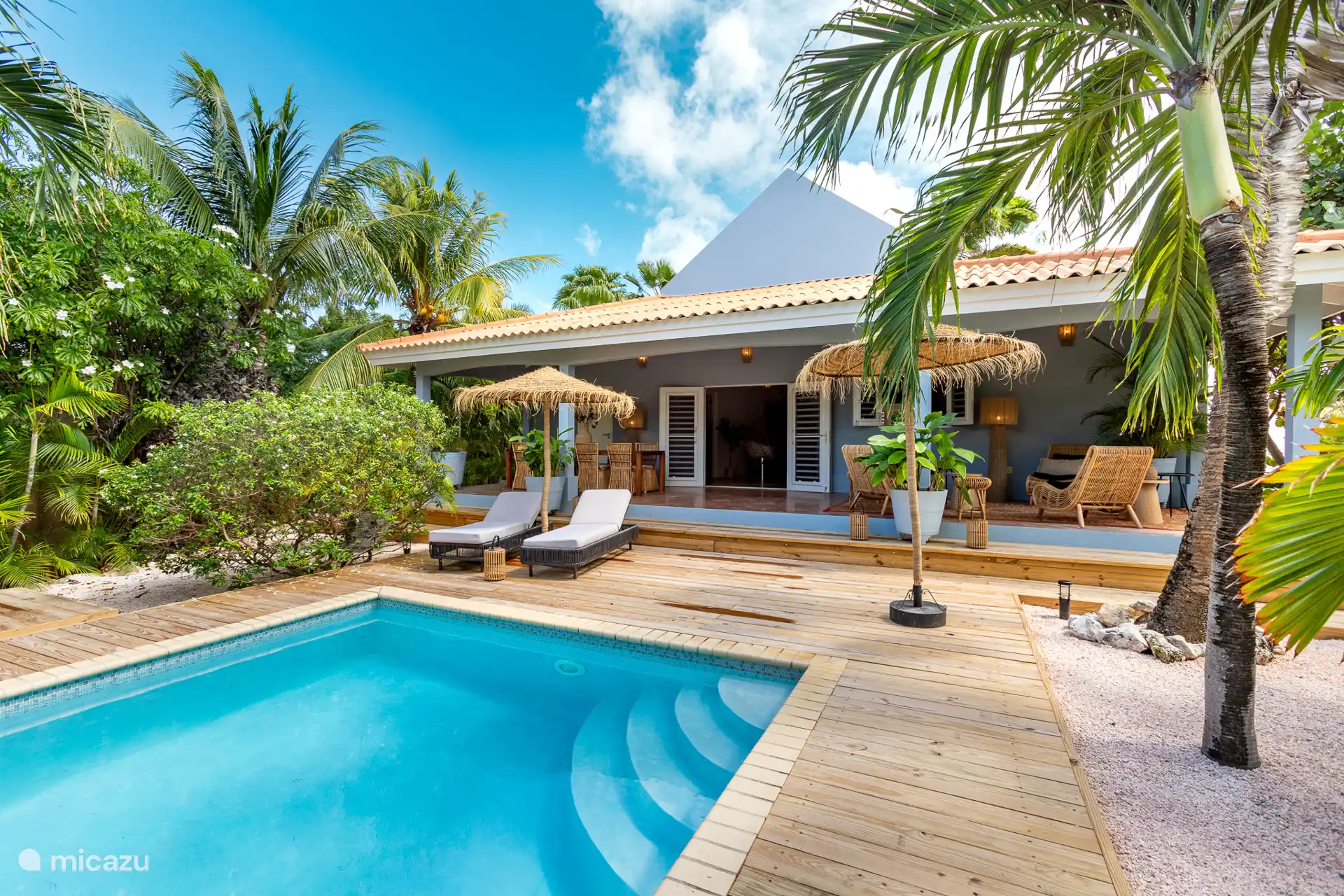 Visión general del pórtico y la parte trasera de la villa