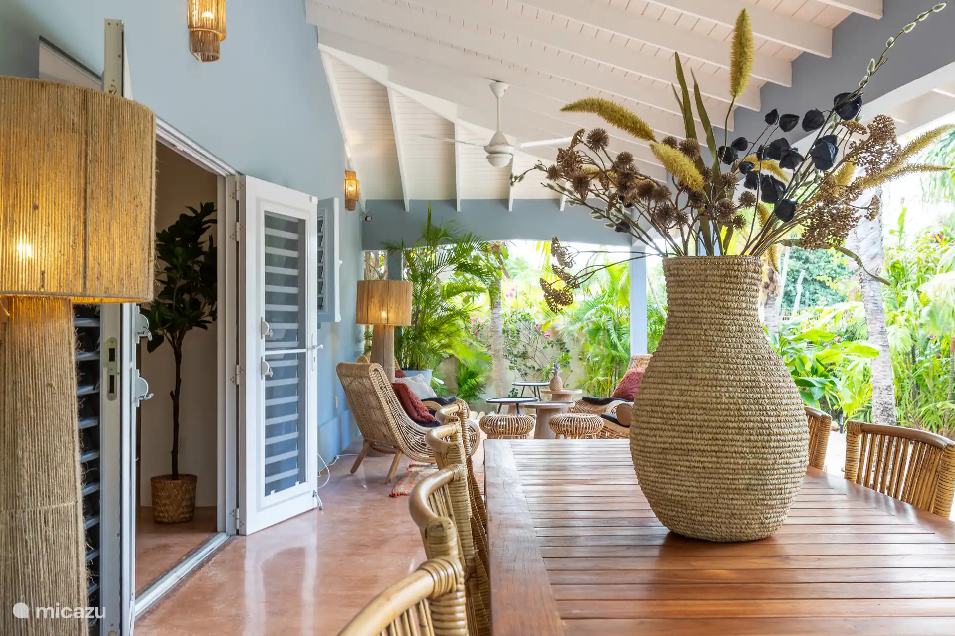 Todo el exterior también está decorado con estilo