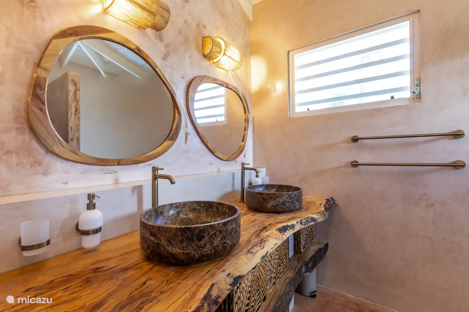 Fregaderos dobles en el baño privado 1