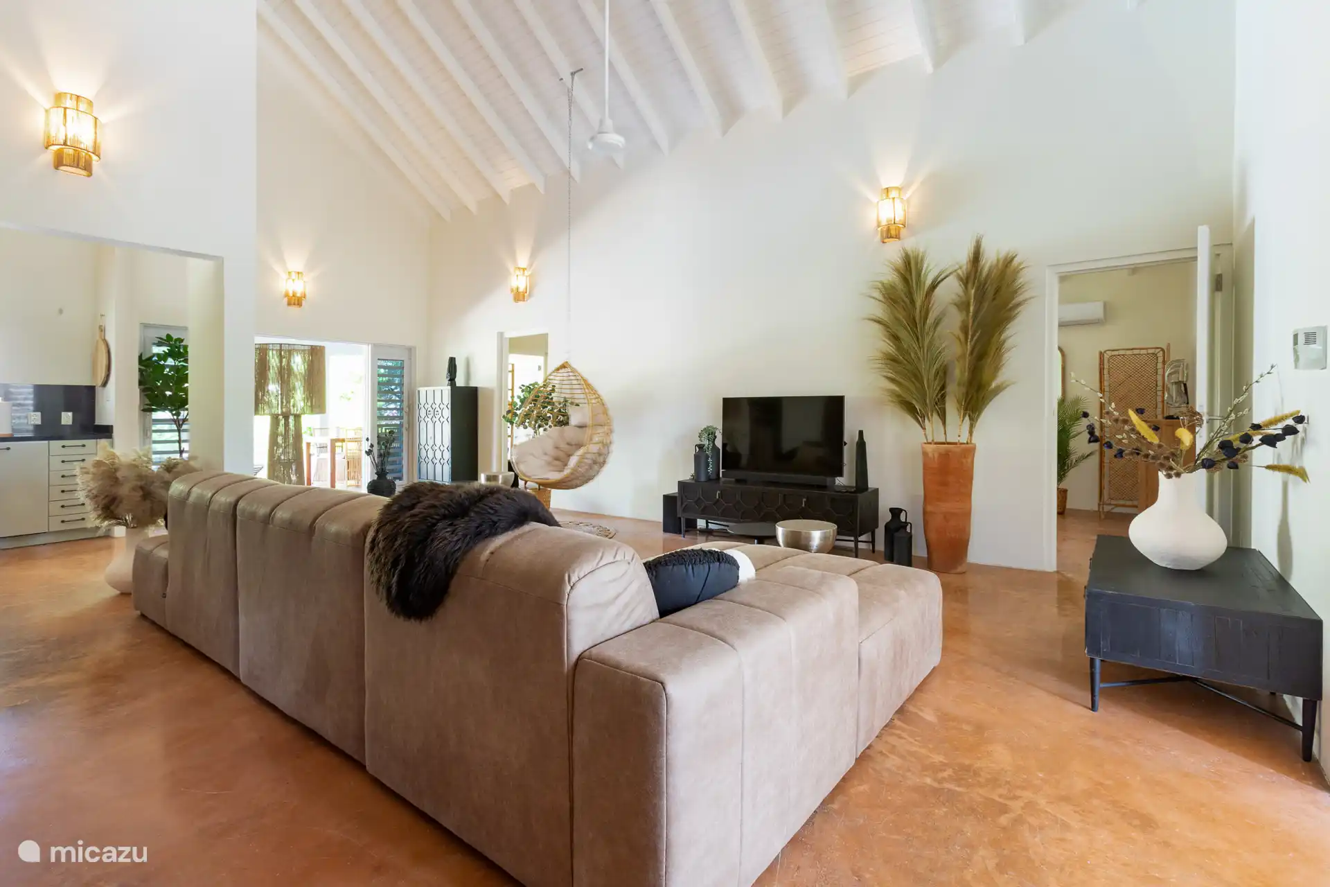 Una tele con archivo para ver cientos de canales. También un sistema envolvente para escuchar toda tu música favorita.