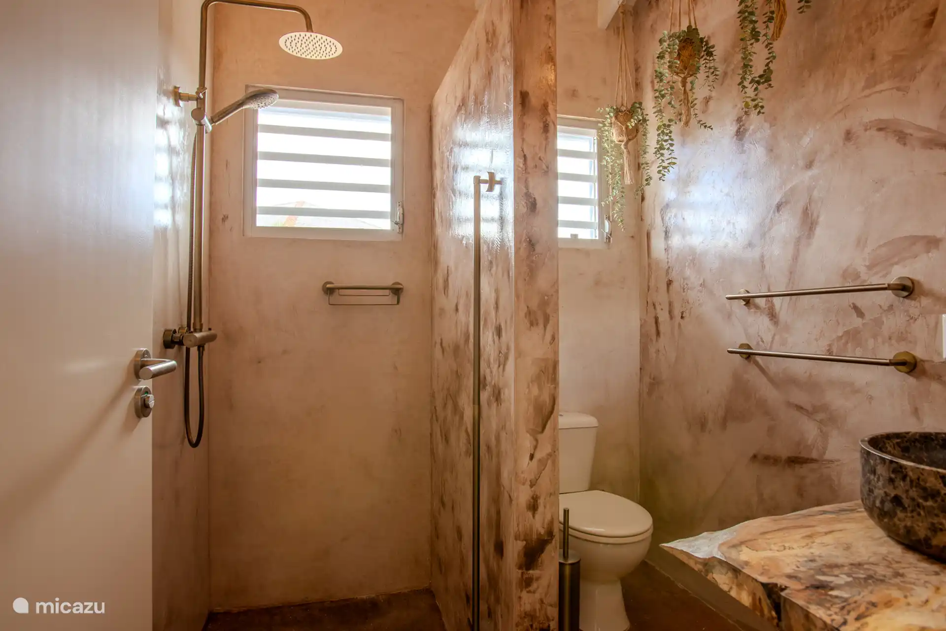 Baño y ducha en el baño 2. Todos los grifos y accesorios están hechos de latón envejecido 