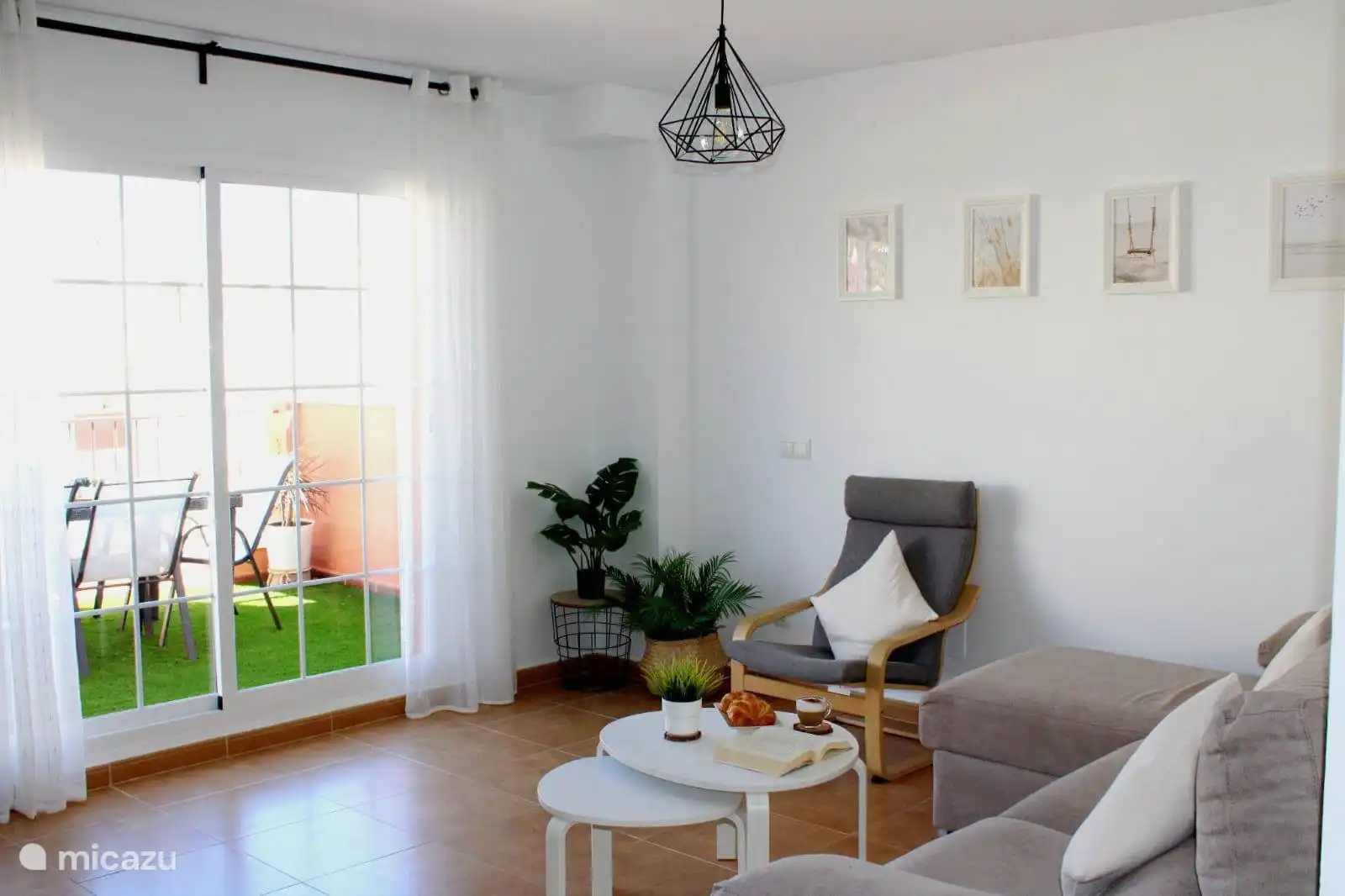 Wohnzimmer mit Balkon