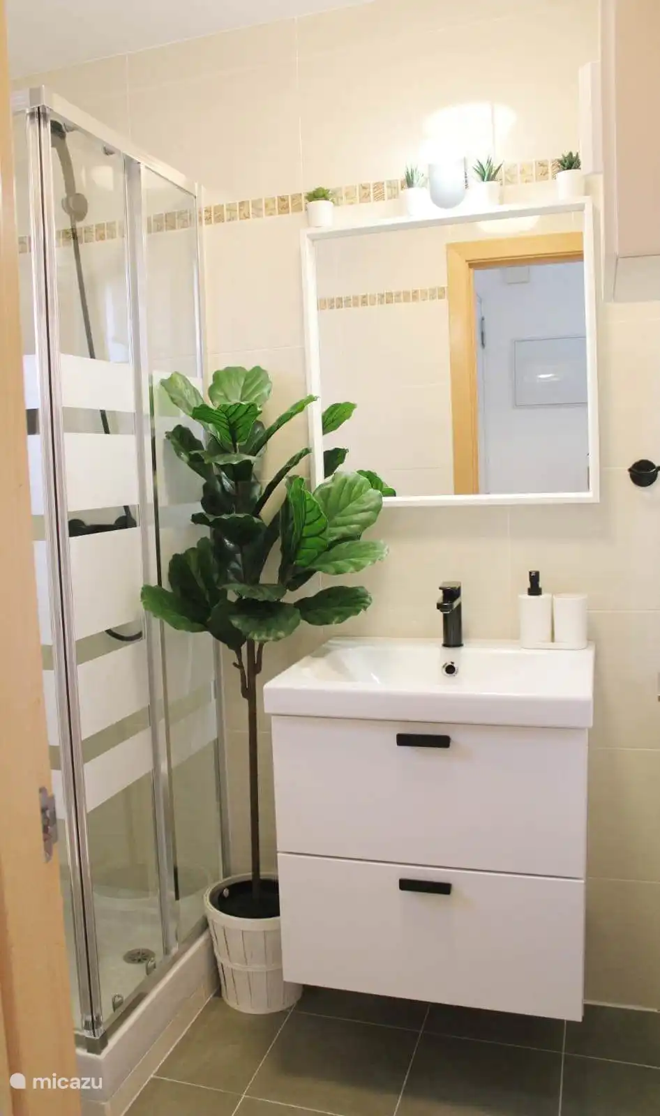 Badezimmer mit Dusche und Toilette