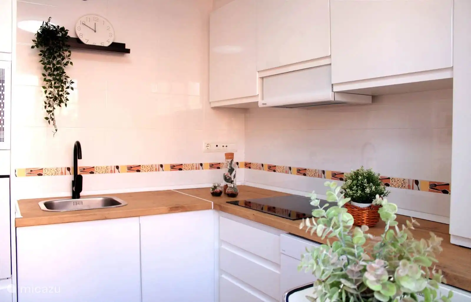 Küche mit Geschirrspülmaschine und Waschmaschine