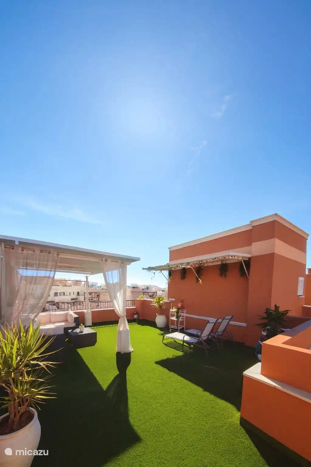 Große Dachterrasse mit Blick auf das Meer