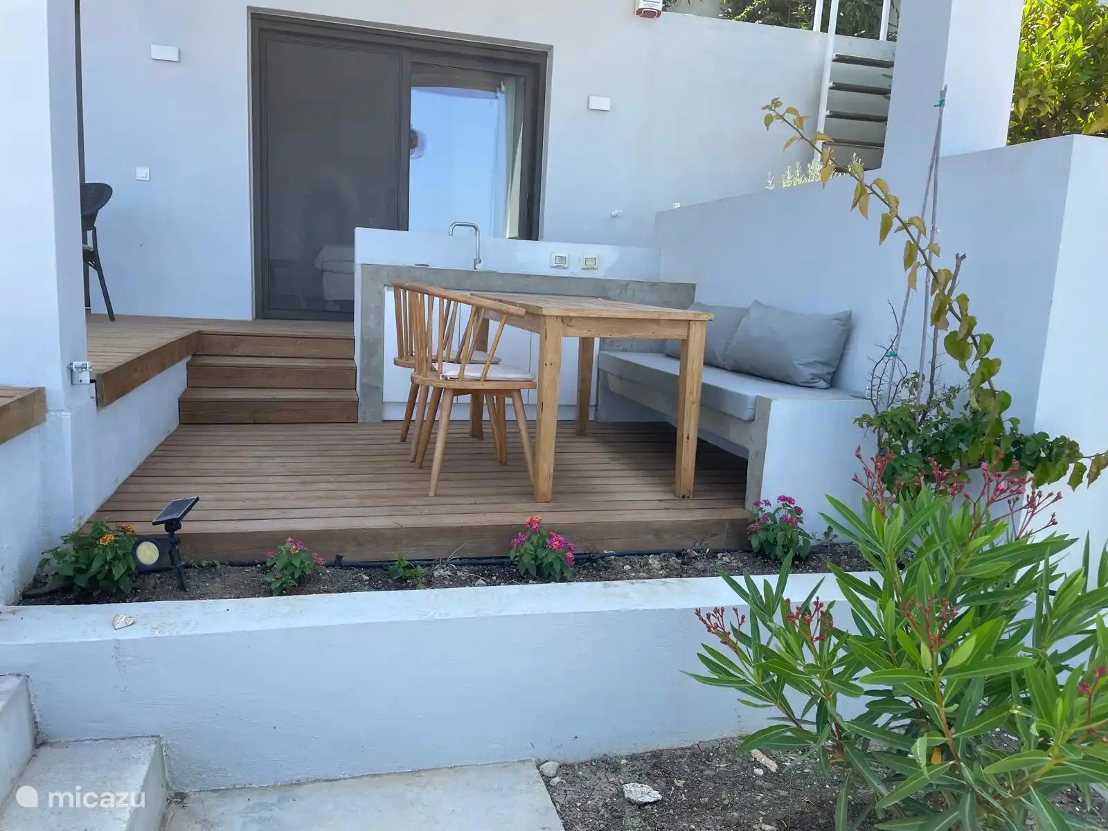 Uitzicht op de eetkamer met de slaapkamer erachter 