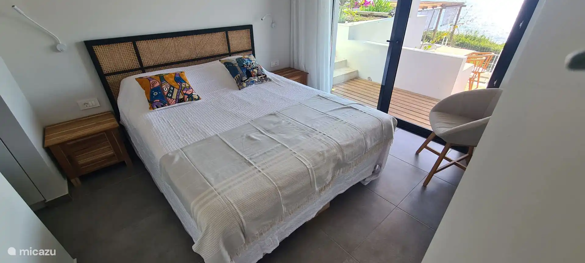 Het comfortabele queen size bed 