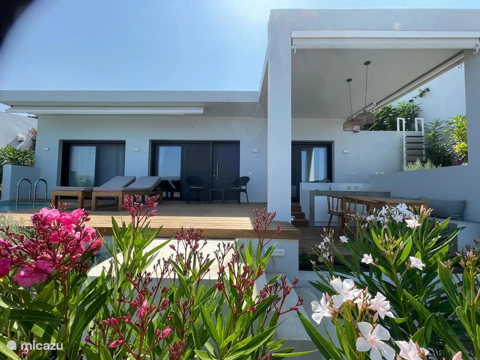 De villa van buitenaf