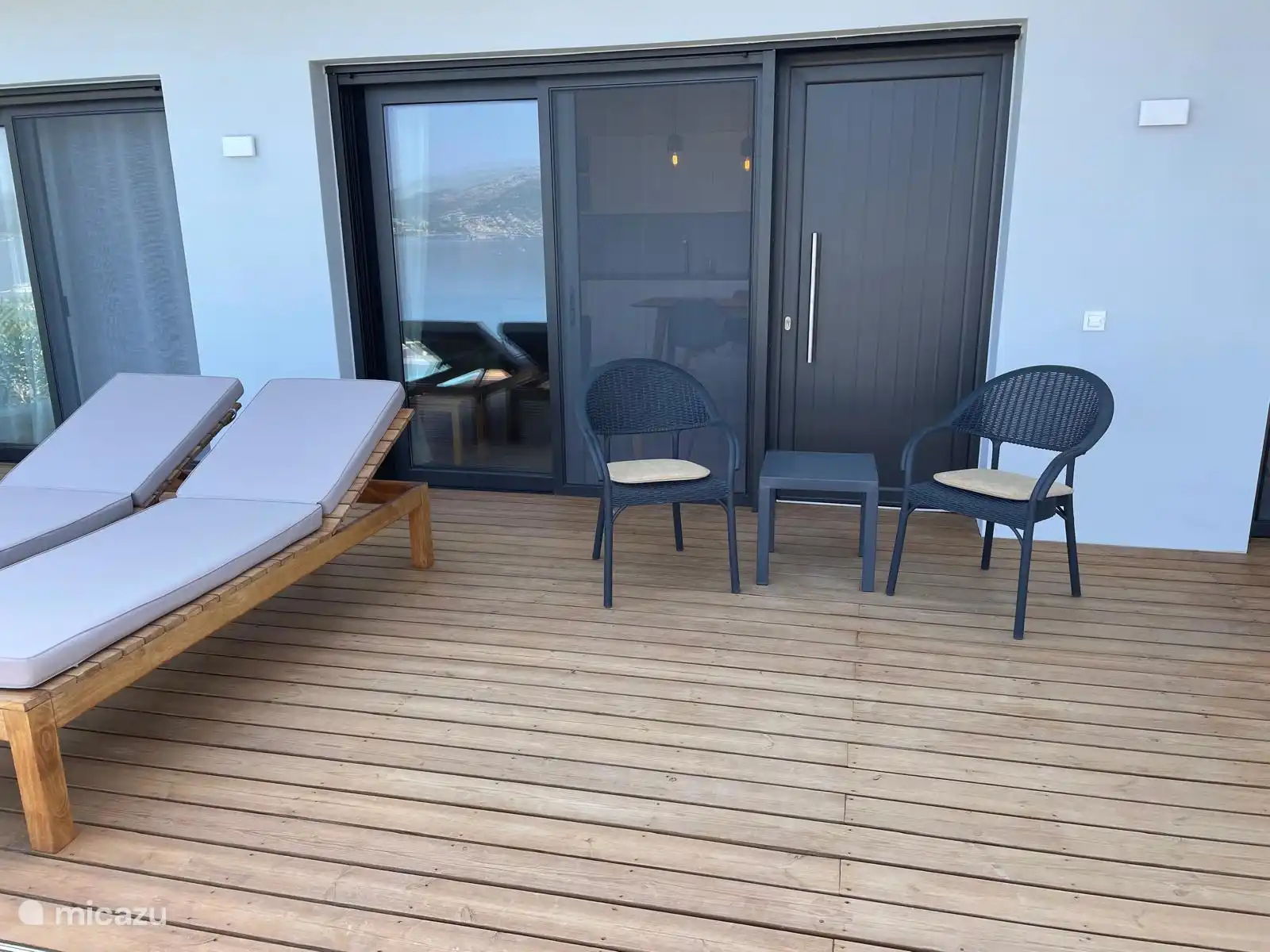 De ligbedden en de salontafel om 's ochtends een warm drankje te hebben.