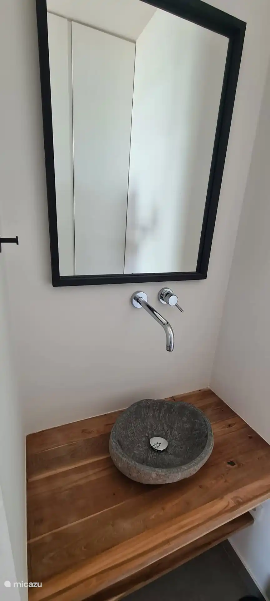 Wastafel in de hoofdslaapkamer 