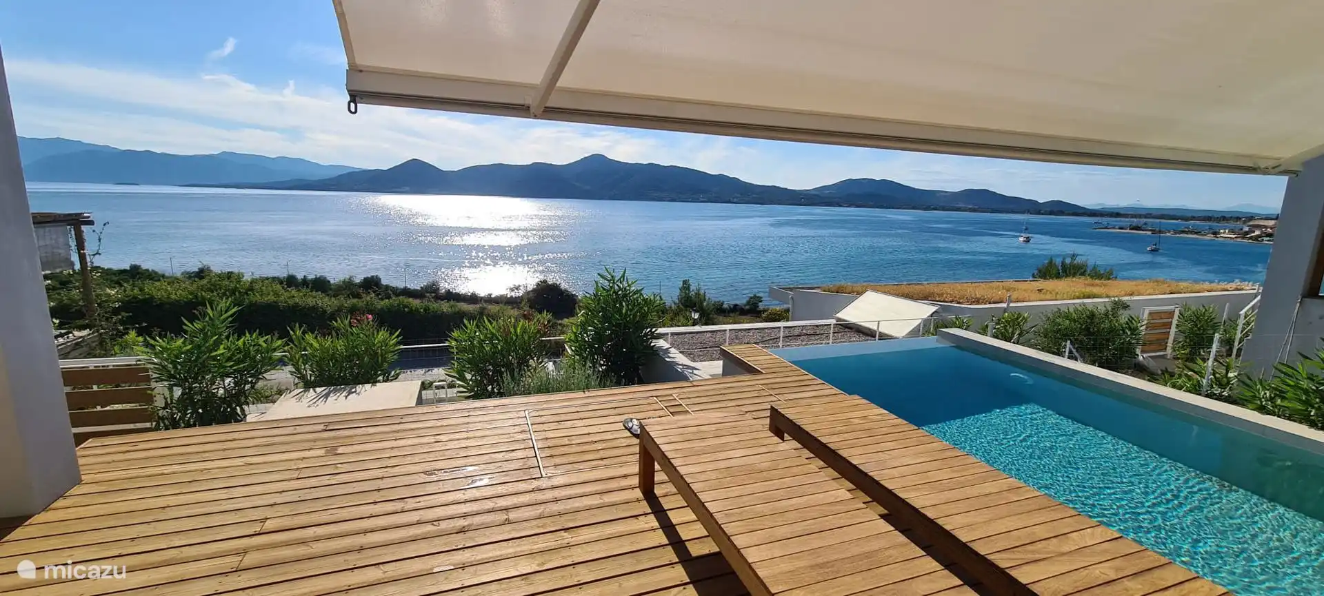 Uitzicht vanaf het balkon op de serene zee