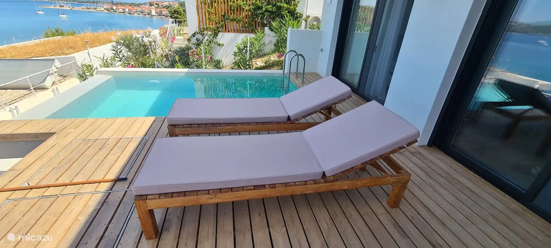 De comfortabele ligbedden en de stadshaven aan de achterkant