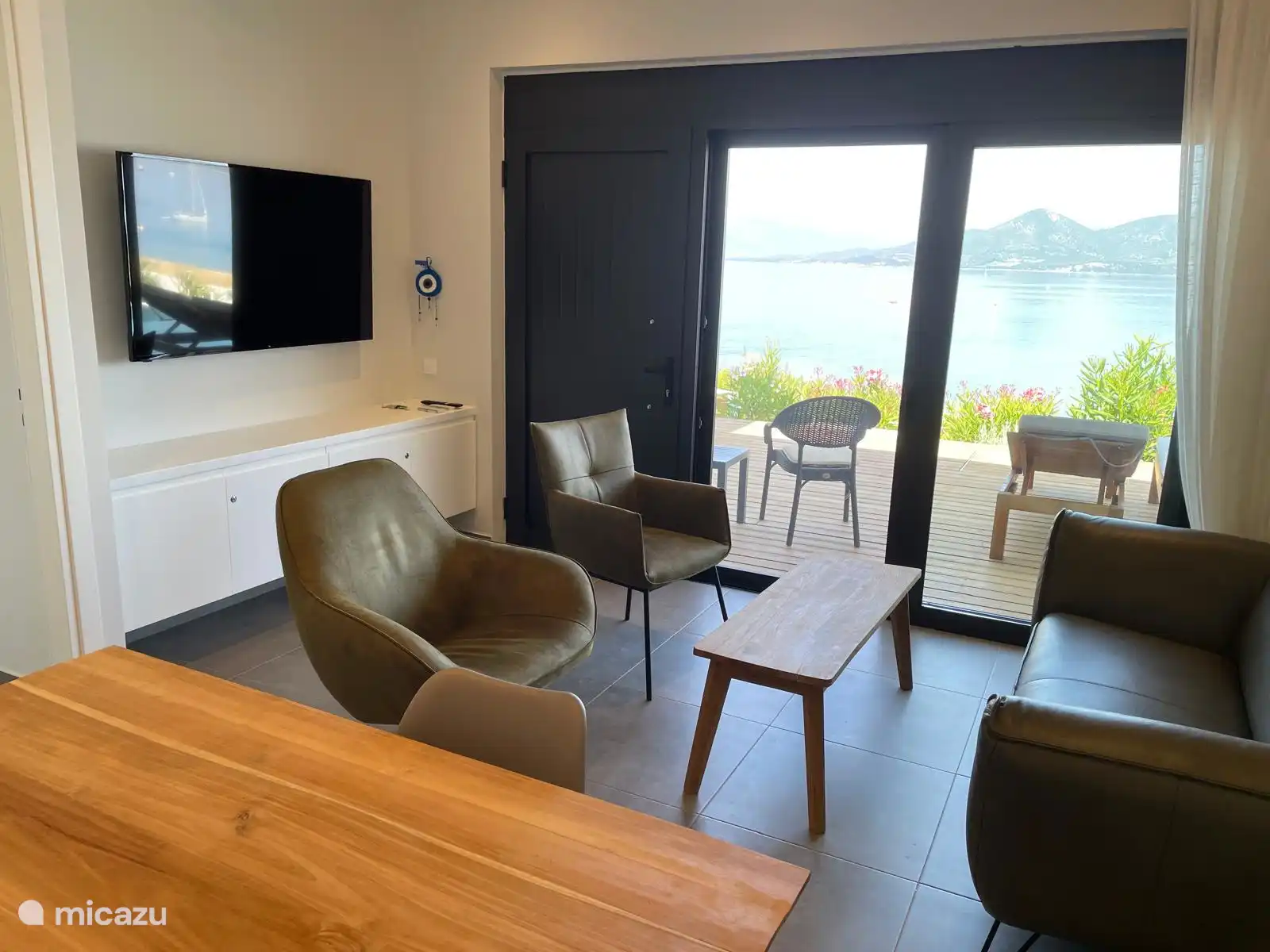 De woonkamer met het fantastische uitzicht. De Franse deuren geven veel natuurlijk licht