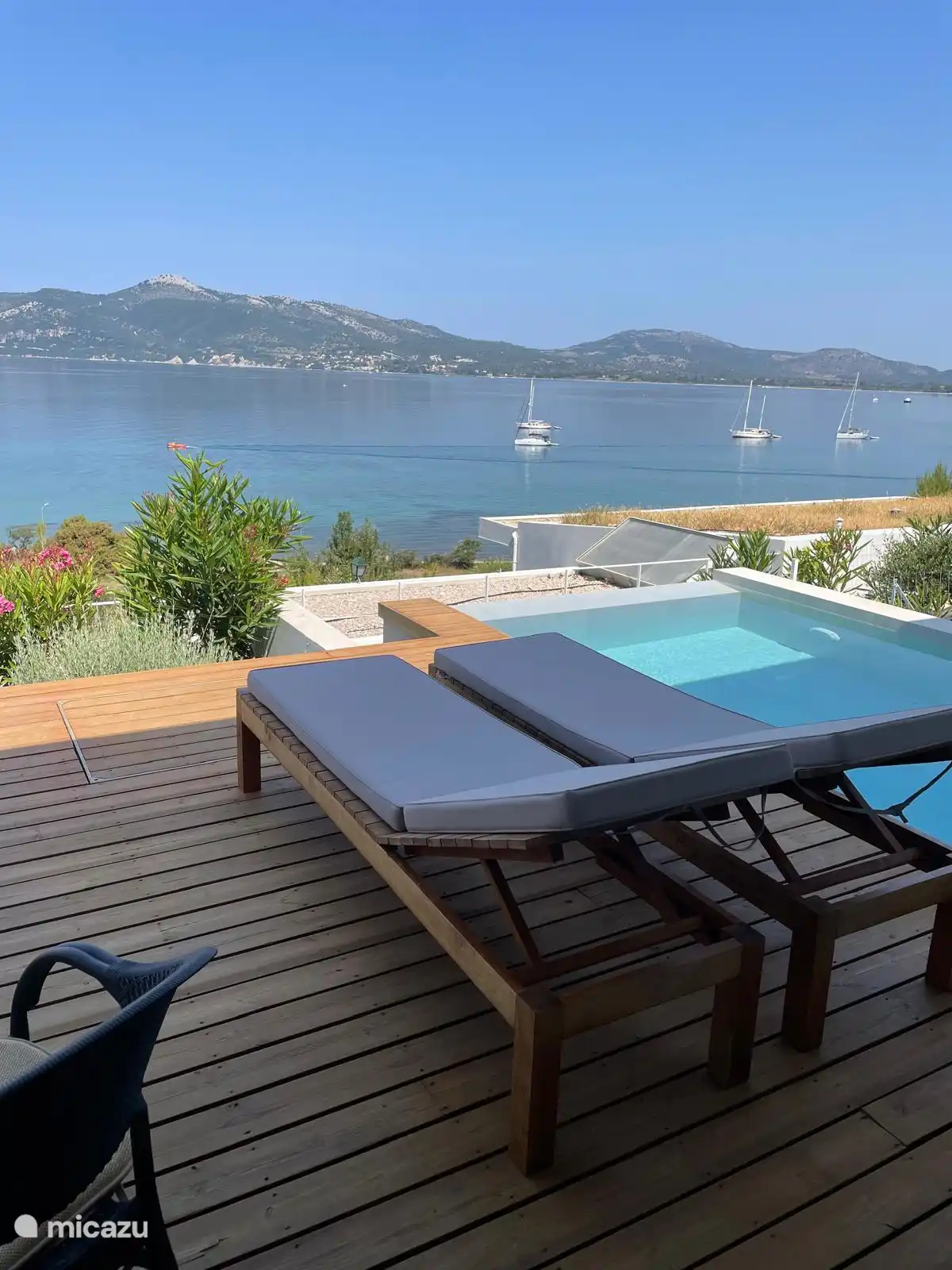 Zeilboten die 's ochtends de haven verlaten