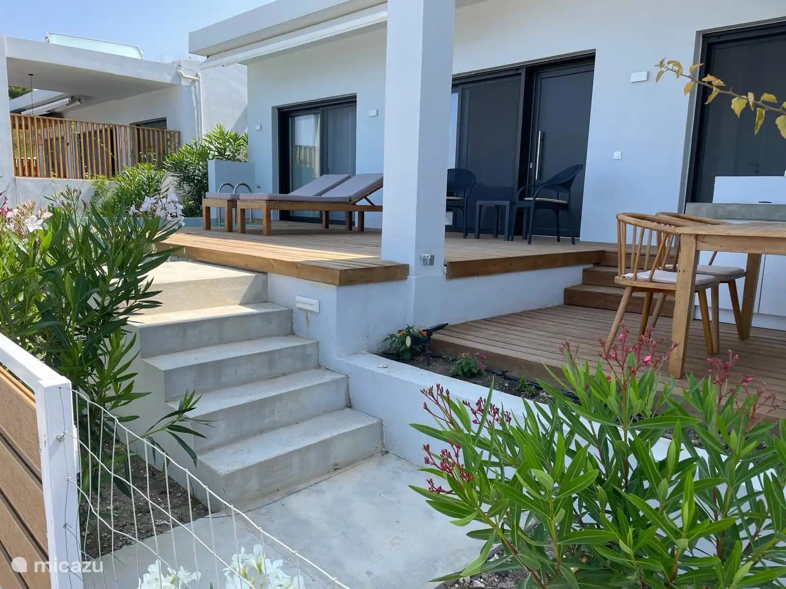 Ingang van de villa - privéparkeerplaats ernaast.