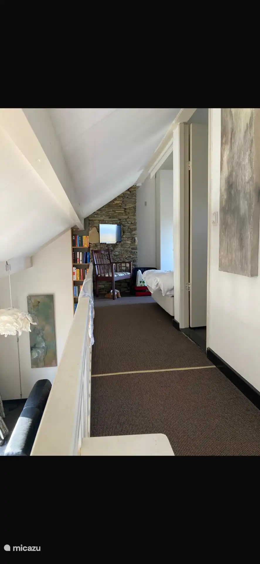 Vide met twee slaapplaatsen voor vier personen, badkamer met douche, wastafel en toilet.