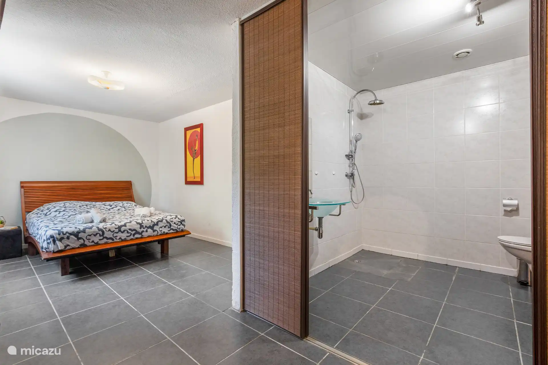 Slaapkamer met badkamer