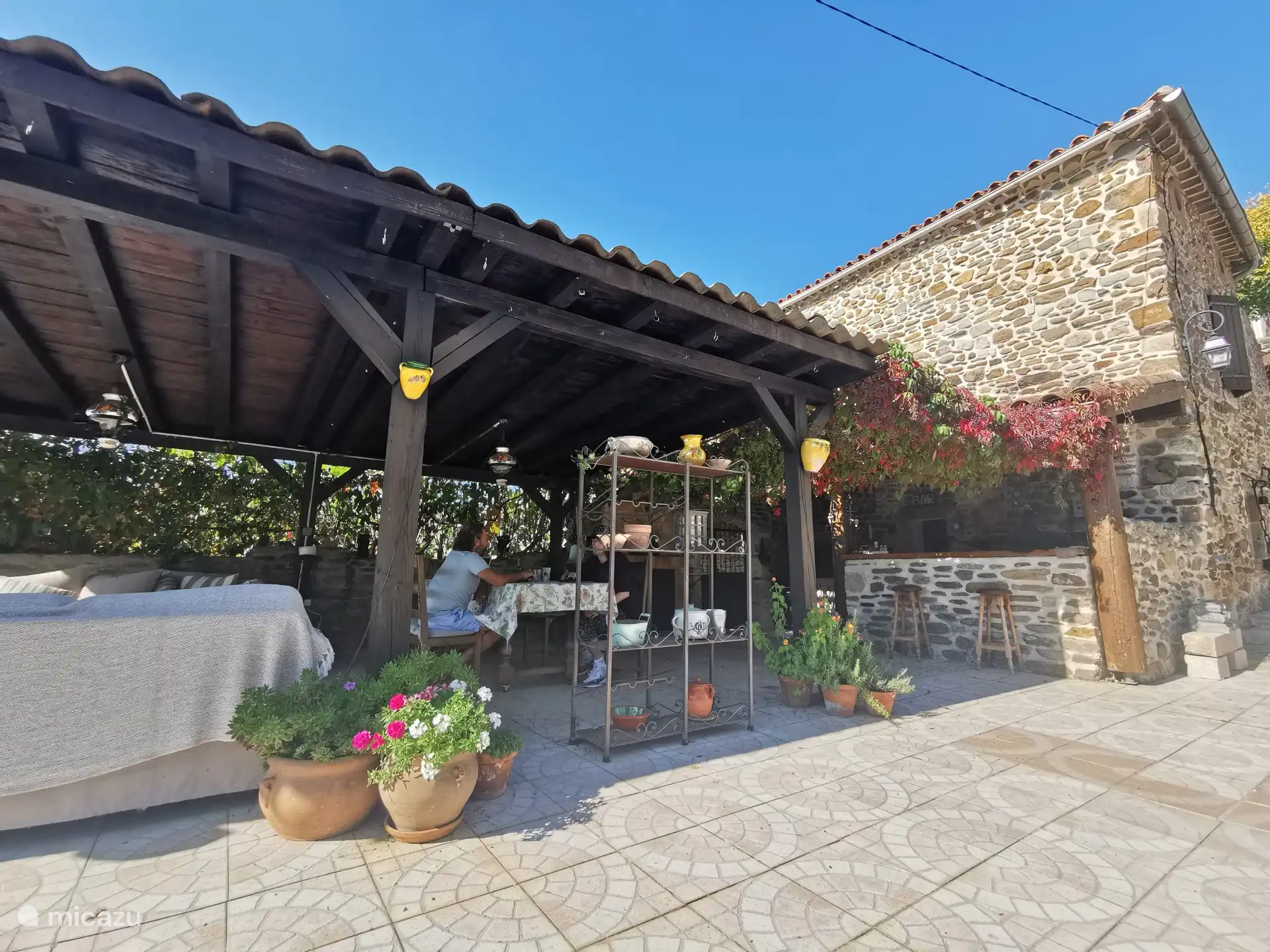 Buitenkeuken in de zomer met koelkast, vriezer en vaatwasser