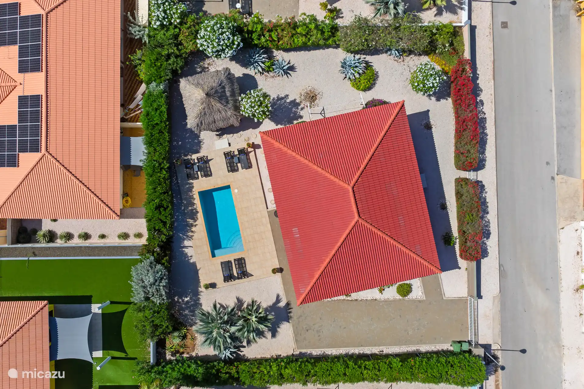 Woning en erf vanaf boven gezien.