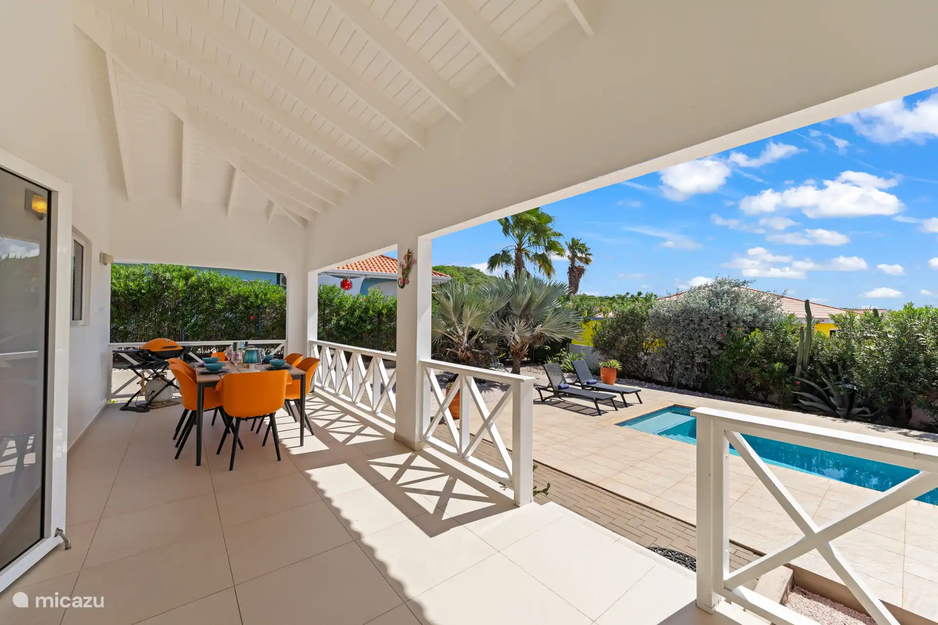 De porch heeft veel privacy en heeft uitzicht op het zwembad.