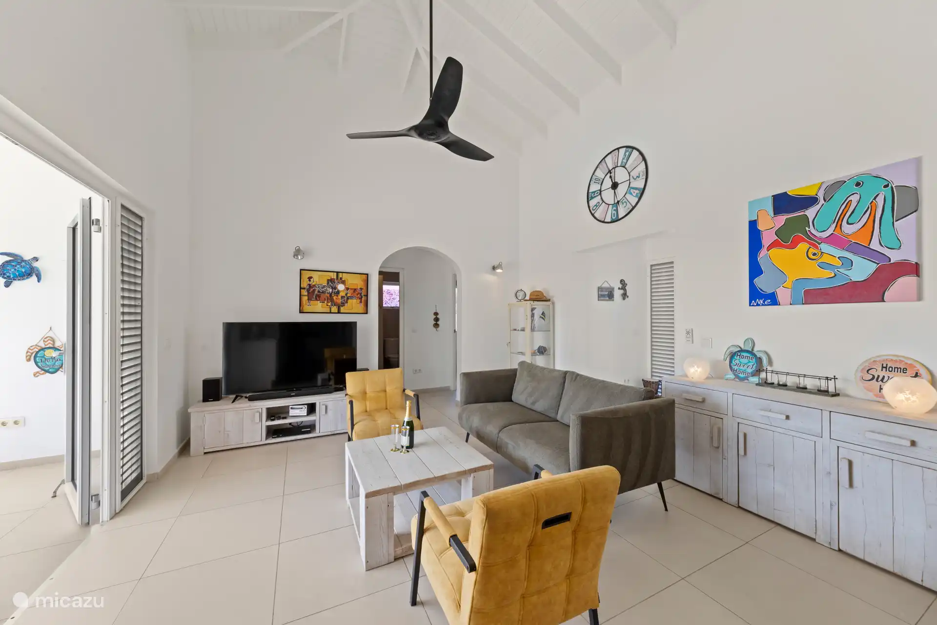 De meubels in de woonkamer zijn degelijk en modern. 