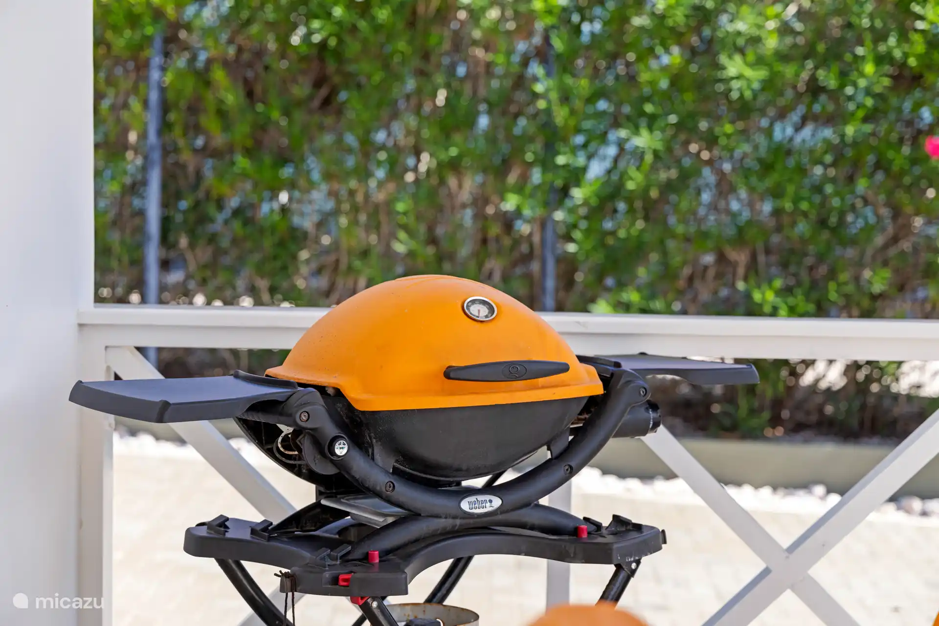 De bbq op de porch staat klaar voor gebruik.