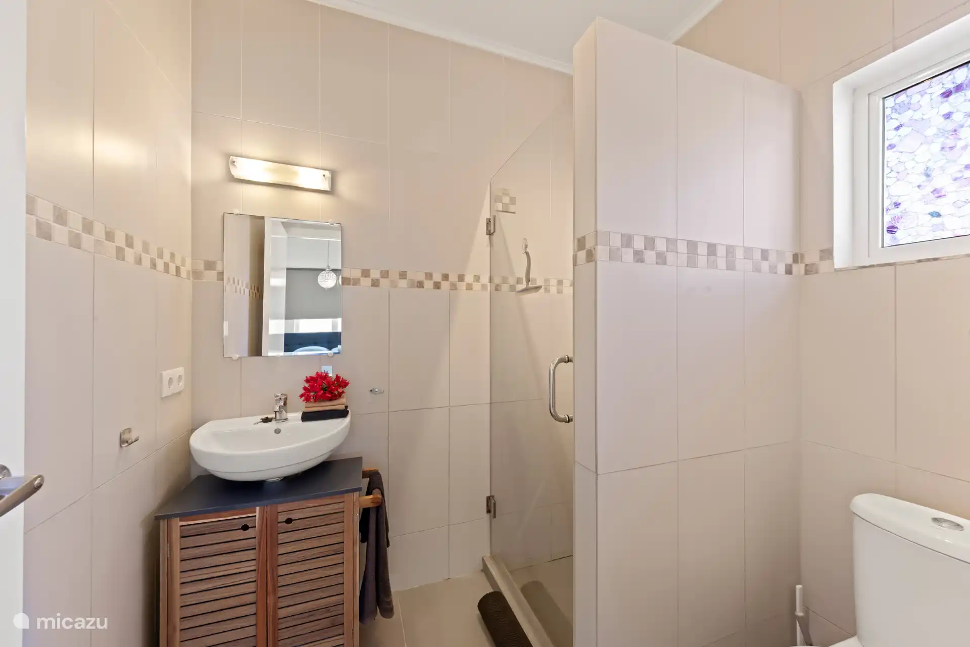 Badkamer 1, grenzend aan slaapkamer 1.