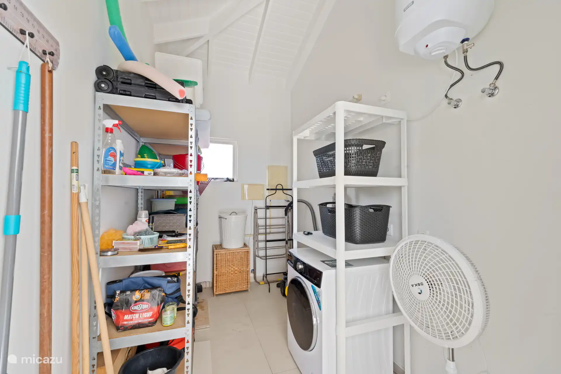 Berging met wasmachine, stofzuiger en andere artikelen.