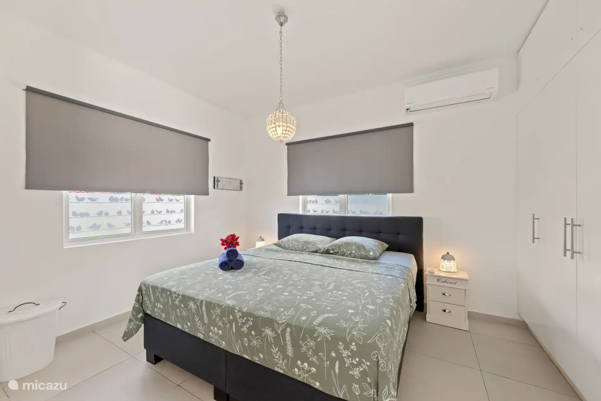 Slaapkamer 1, master bedroom met badkamer en suite. Voorzien van airco.