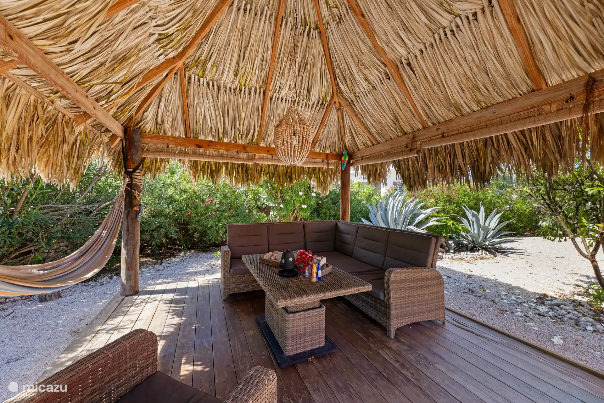 Onder de ruime palapa voel je altijd een heerlijke bries waardoor dit een erg fijne plek is. 