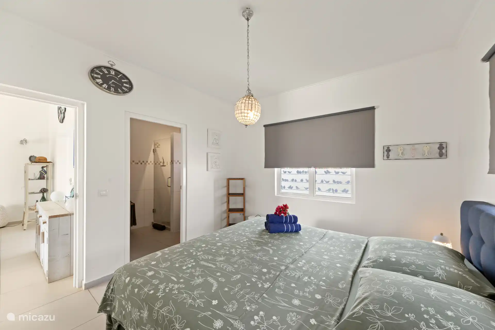 Slaapkamer 1, master bedroom met toegang tot badkamer. 