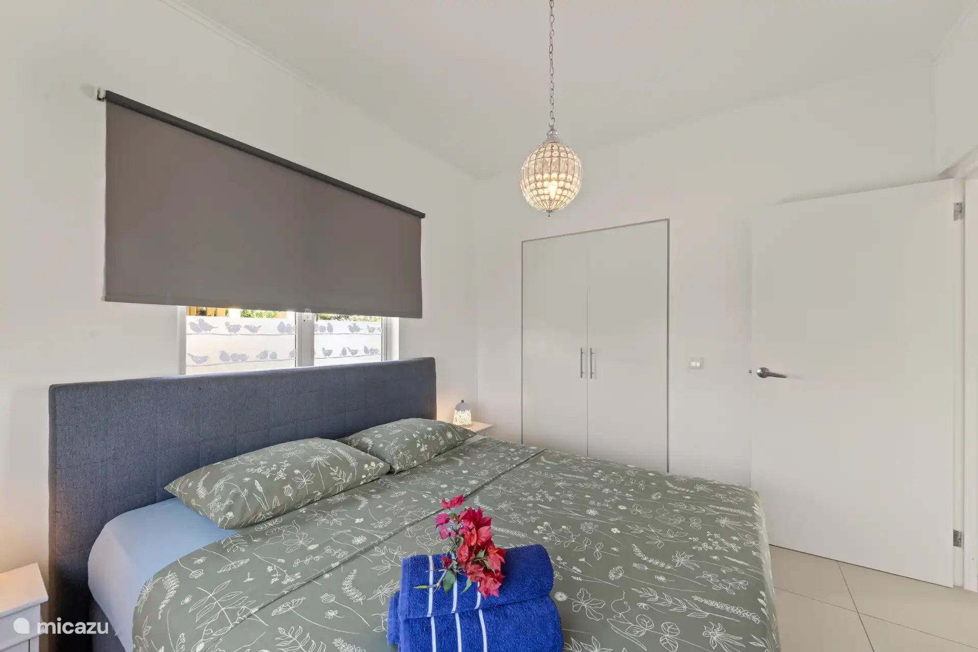 Slaapkamer 2, voorzien van ruime inbouwkast.