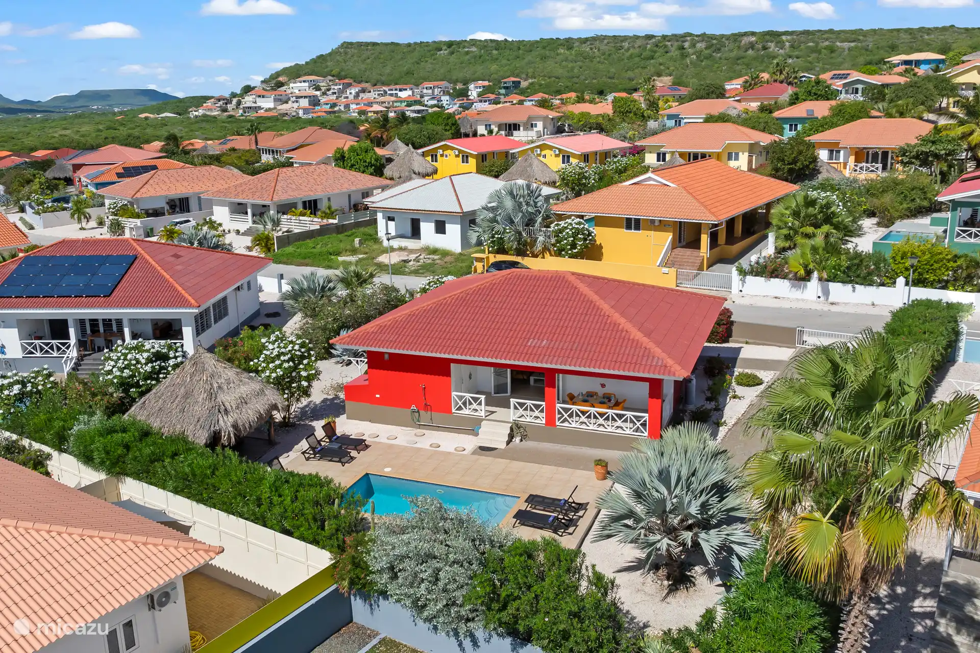 Een bovenaanzicht van de woning en de ruime, beschutte kavel.