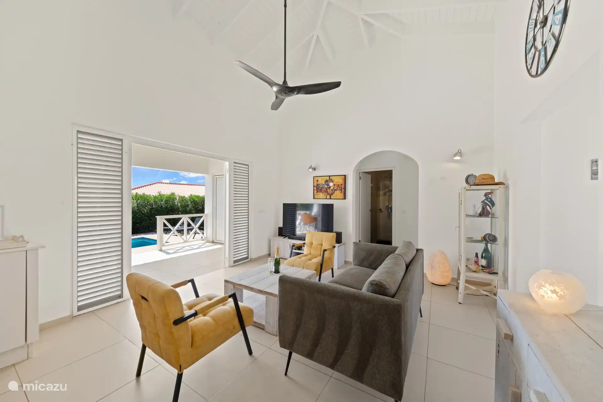 De woonkamer heeft 2 openslaande deuren naar de porch.