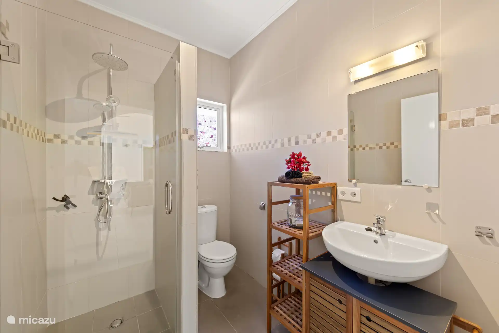 Badkamer 2, gelegen tussen slaapkamer 2 en slaapkamer 3.