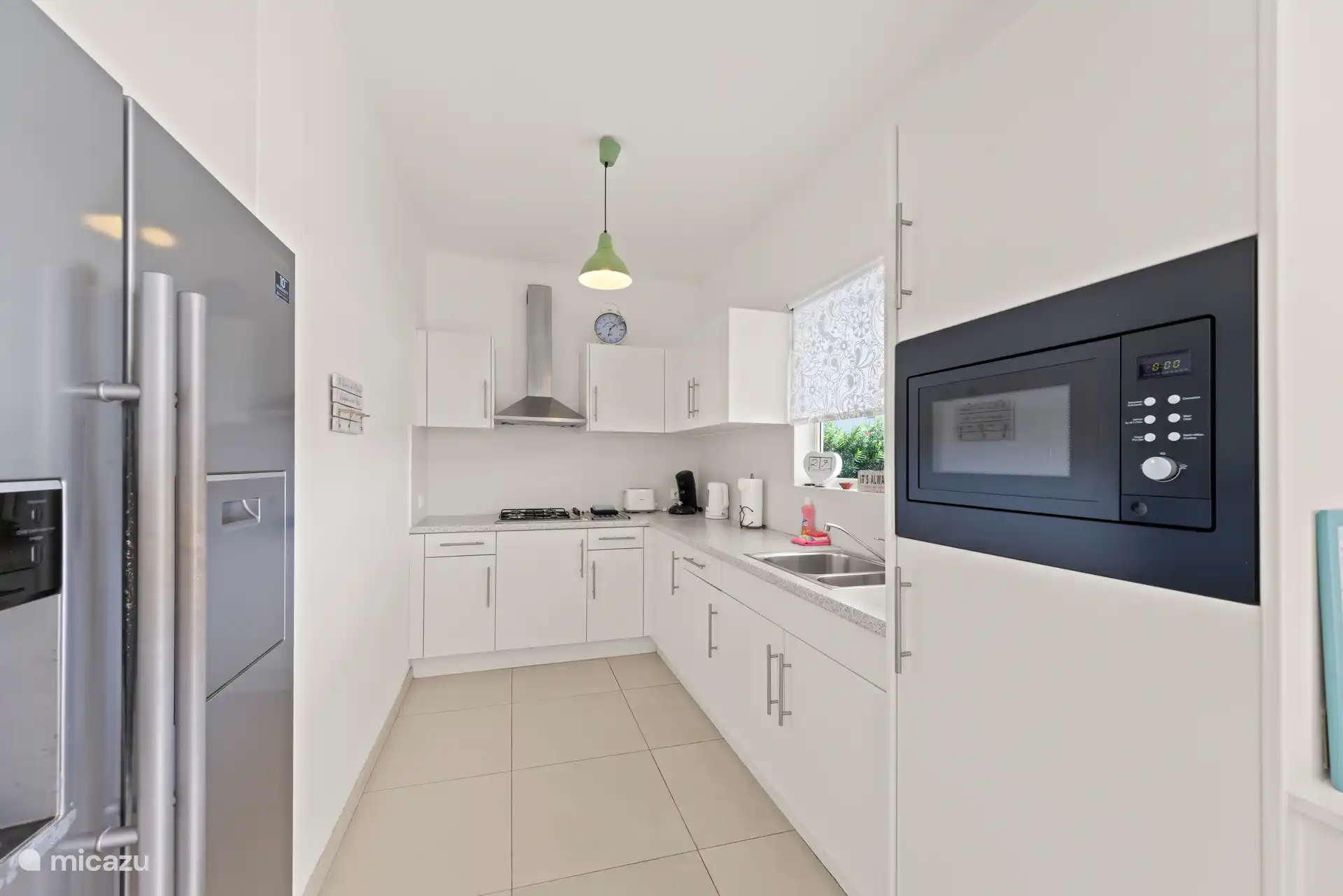 De keuken is voorzien van diverse inbouw apparatuur.