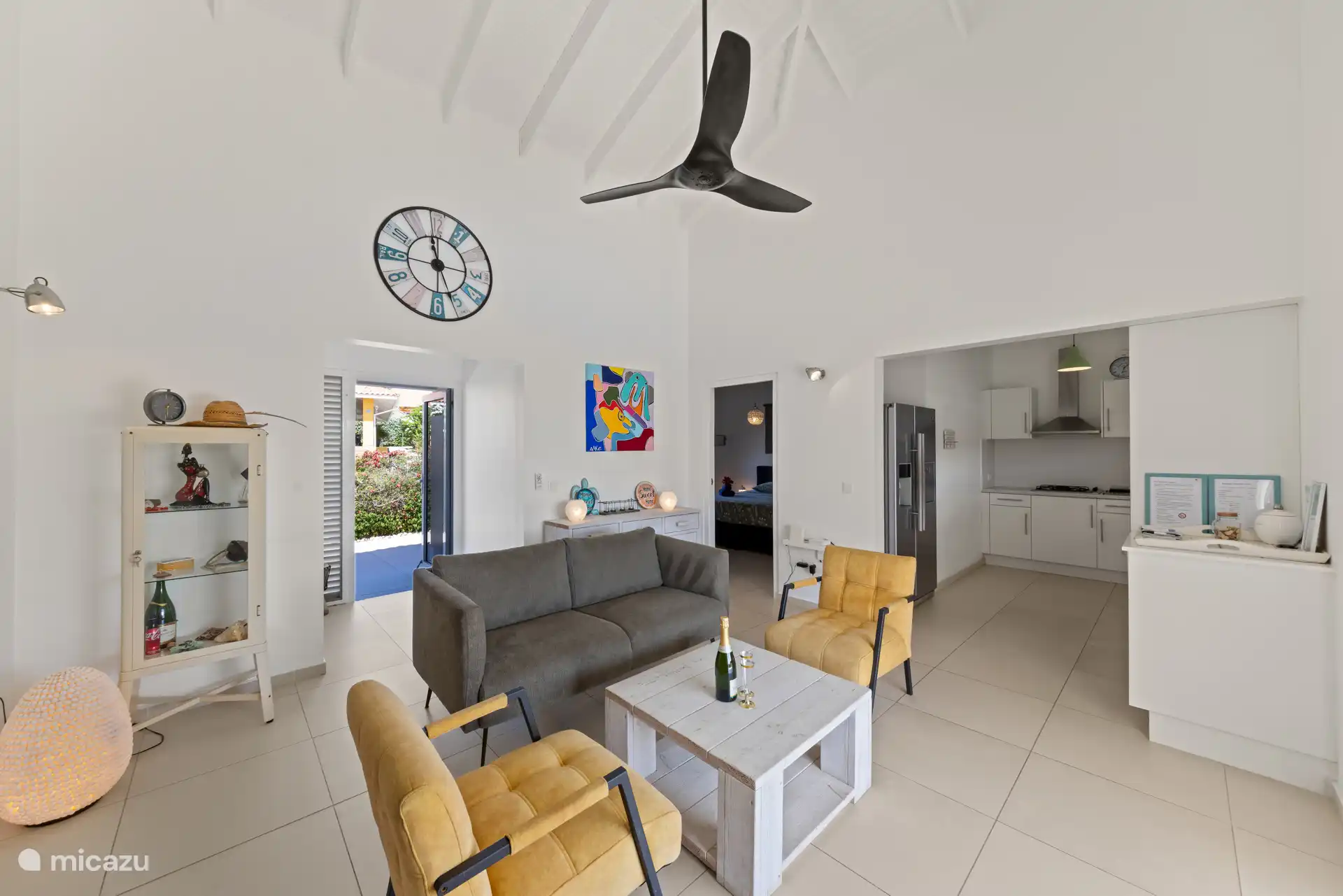 De ruime woonkamer is voorzien van een plafondventilator.