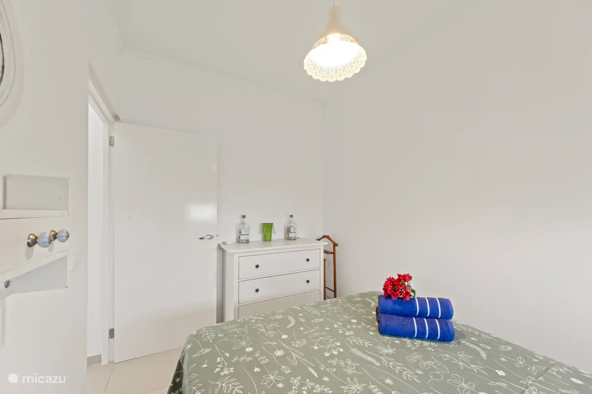 Slaapkamer 3, voorzien van commode.