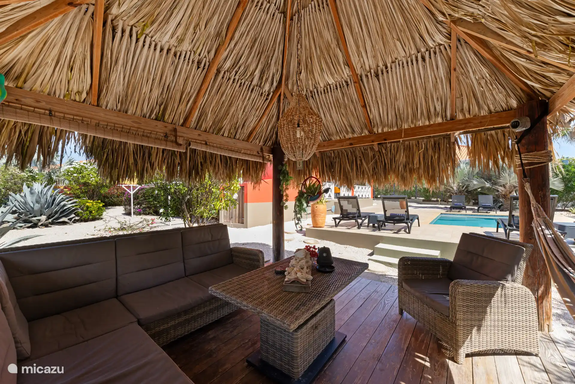 De tuinset op de palapa.