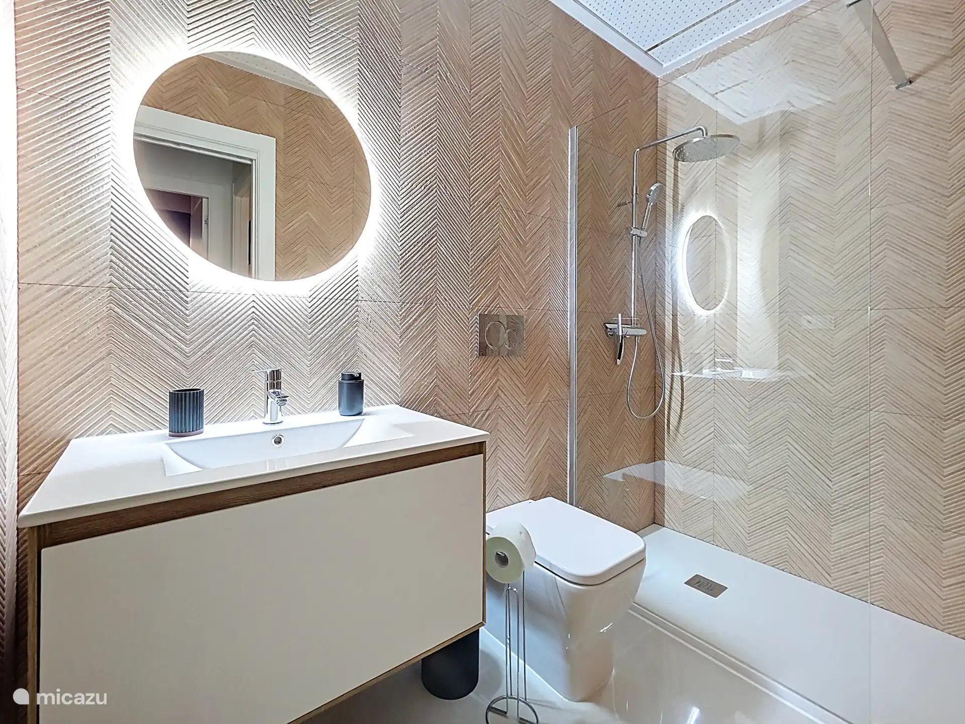 Badkamer 2
Douche, wastafel, toilet