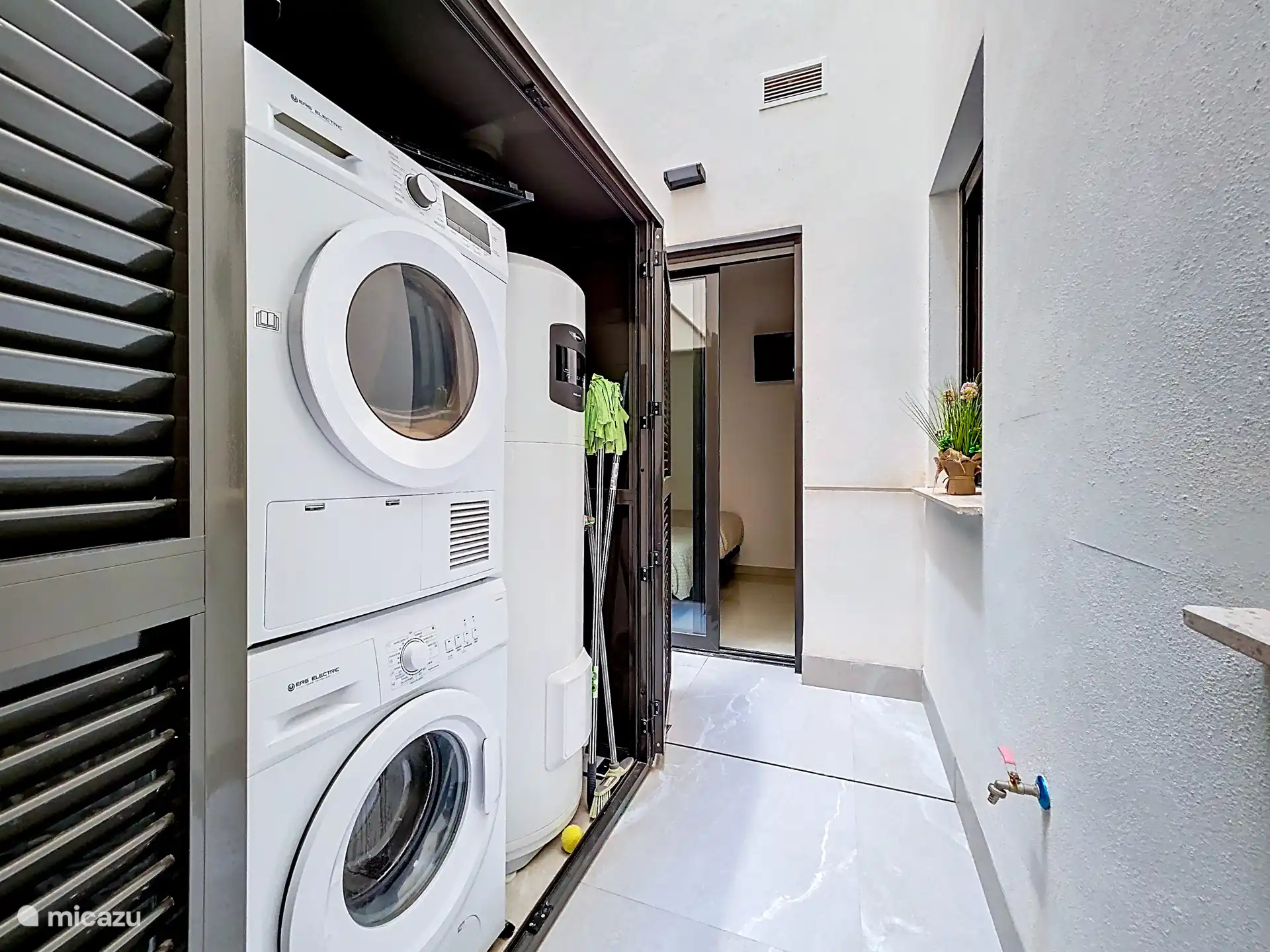 Patio, wasmachine, droger, warmtepomp